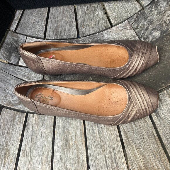 CLARKS LOW HEELED WEDGE BRONZE PUMP 9M - Picture 2 of 12
